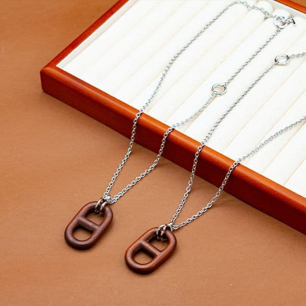 Autumn Winter Classic Pig Nose Pendant Necklace for Women, Niche Design Sense Sandalwood Sweater Chain, Fashionable Simple Choker