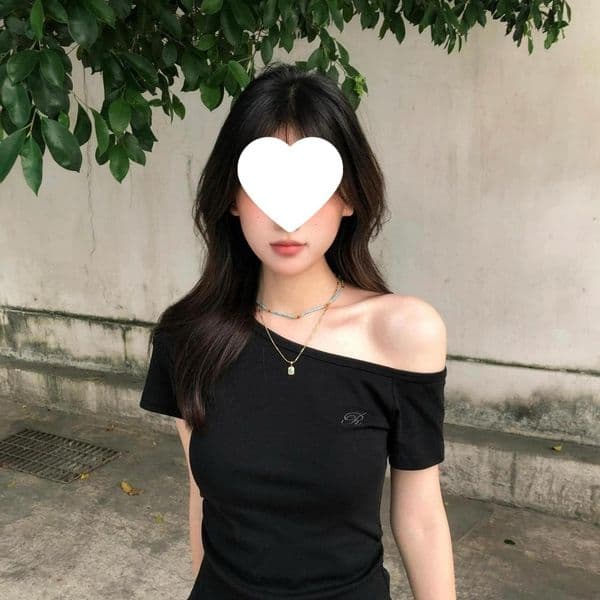 Designer Shirt Minimalist Design Letter Off-shoulder Short Designer Hoodie T-shirt For Women Summer Slim Fit Ins Style Hot Girl Chic Top