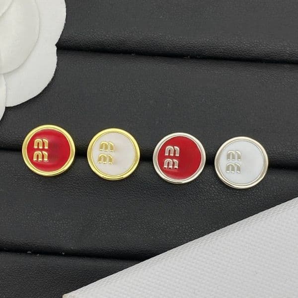 Classic Letter Brooch Fashionable and Simple Design Elegant Heart-shaped Round Diamond Brooch High-quality Lapel Pin Various Options To Choose From
