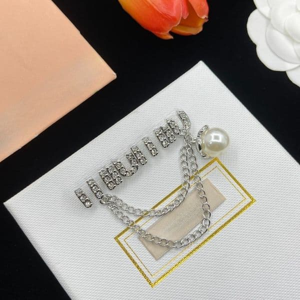 Luxury Diamond Brooch Unisex Classic Letter Design Elegant Diamond Brooch High Quality Lapel Pin Suitable for Wedding Parties and Daily Wear