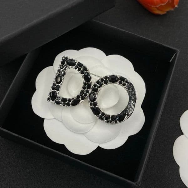 Diamond Letter Brooch Retro Style Classic Design 18k Gold-plated Pin Neutral Fashion Exquisite Jewelry Suit Dress Accessories
