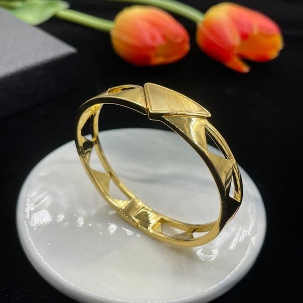 Luxury 18k Gold Diamond Bracelet Open Design Bracelet High-quality Triangle Letter Jewelry Classic Brand Bracelet Women's Jewelry Gift New Year Gift