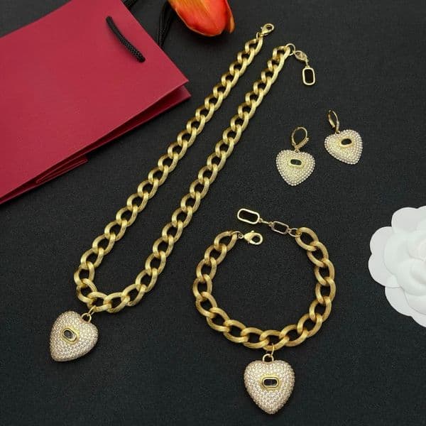 Designer Pendant Necklace Bracelet Cuban Chain Letter Full Diamond 18K Gold Necklace Fashionable Heart-shaped Pendant Jewelry Set Christmas Holiday Gift