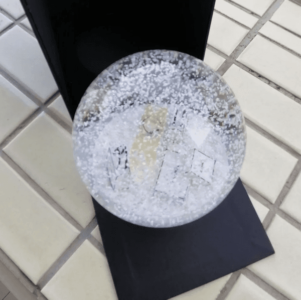 2026 ..CClassics Golden Snow Globe With Perfume Bottle Inside Snow Crystal Ball for Special Birthday Novelty Christmas VIP Gift with Gift Box