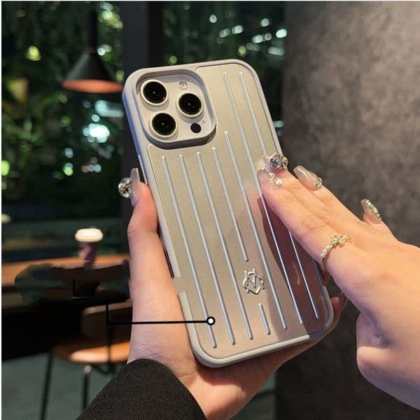 High-quality luggage case style designer phone case for iPhone 17 Pro Max 16 15 14 equipped with MagSafe system and woven rear cover protection made of titanium alloy 01