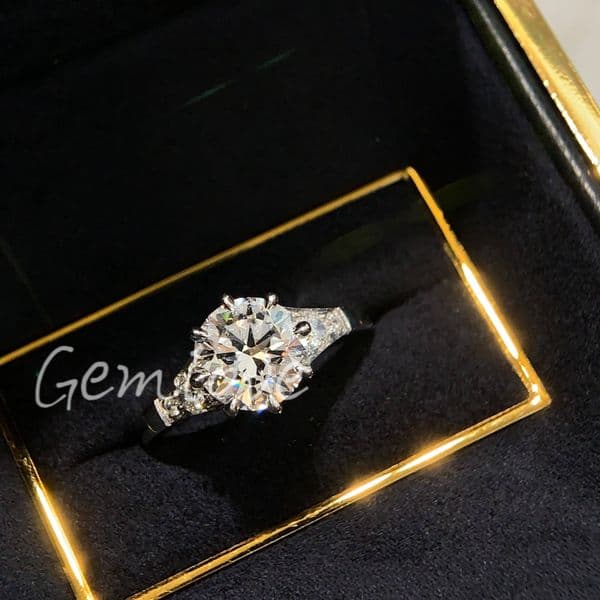 Luxury 1carat IGIcertified labgrown diamond ring round cut eightprong setting 18K gold highend womens wedding ring
