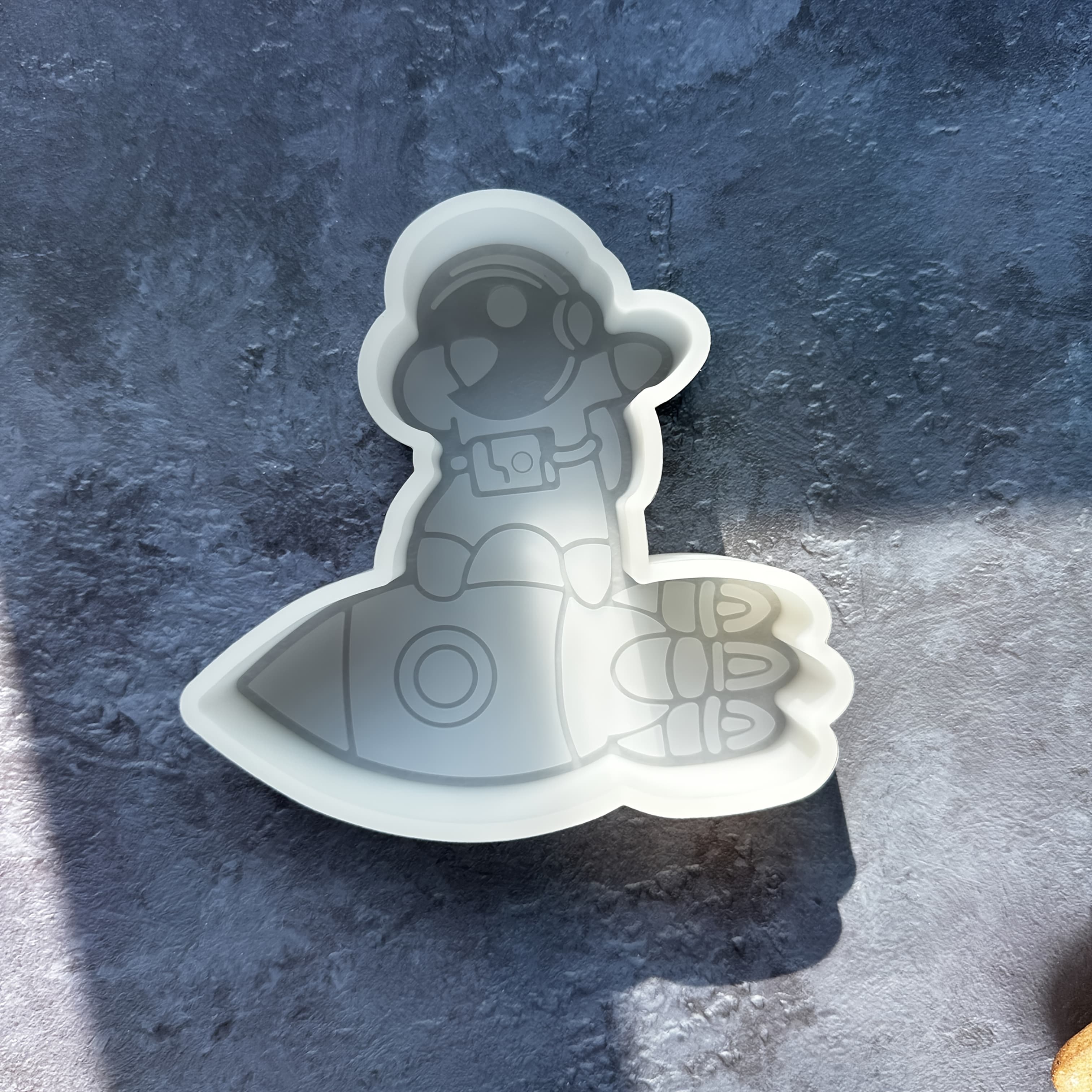 TEMU 1pc Astronaut Shaped Pattern Candlestick Decoration Mold, Candlestick Ornament Plug-in Decoration Piece Mold, Resin Liquid Mold, Gypsum Candlestick Mold