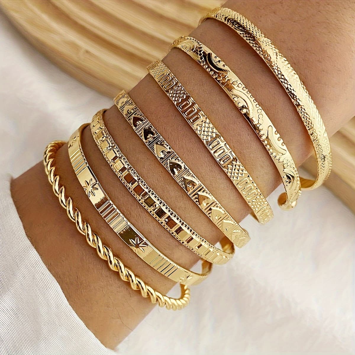 TEMU Set Of 7 Vintage-style Stacking Bracelets - Adjustable, Engraved, Textured, And Suitable For Everyone - An Ideal Present For Mardi Gras, Parties, And