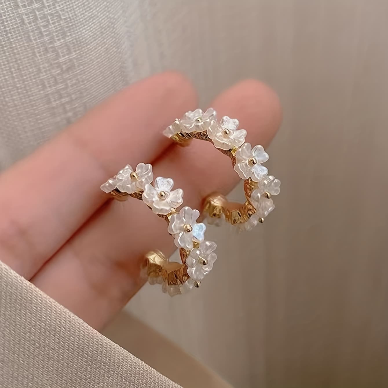 TEMU 1 Pair Of Women's Elegant 18k Gold-plated Floral Hoop Earrings - Stylish And Versatile For Parties And Dates