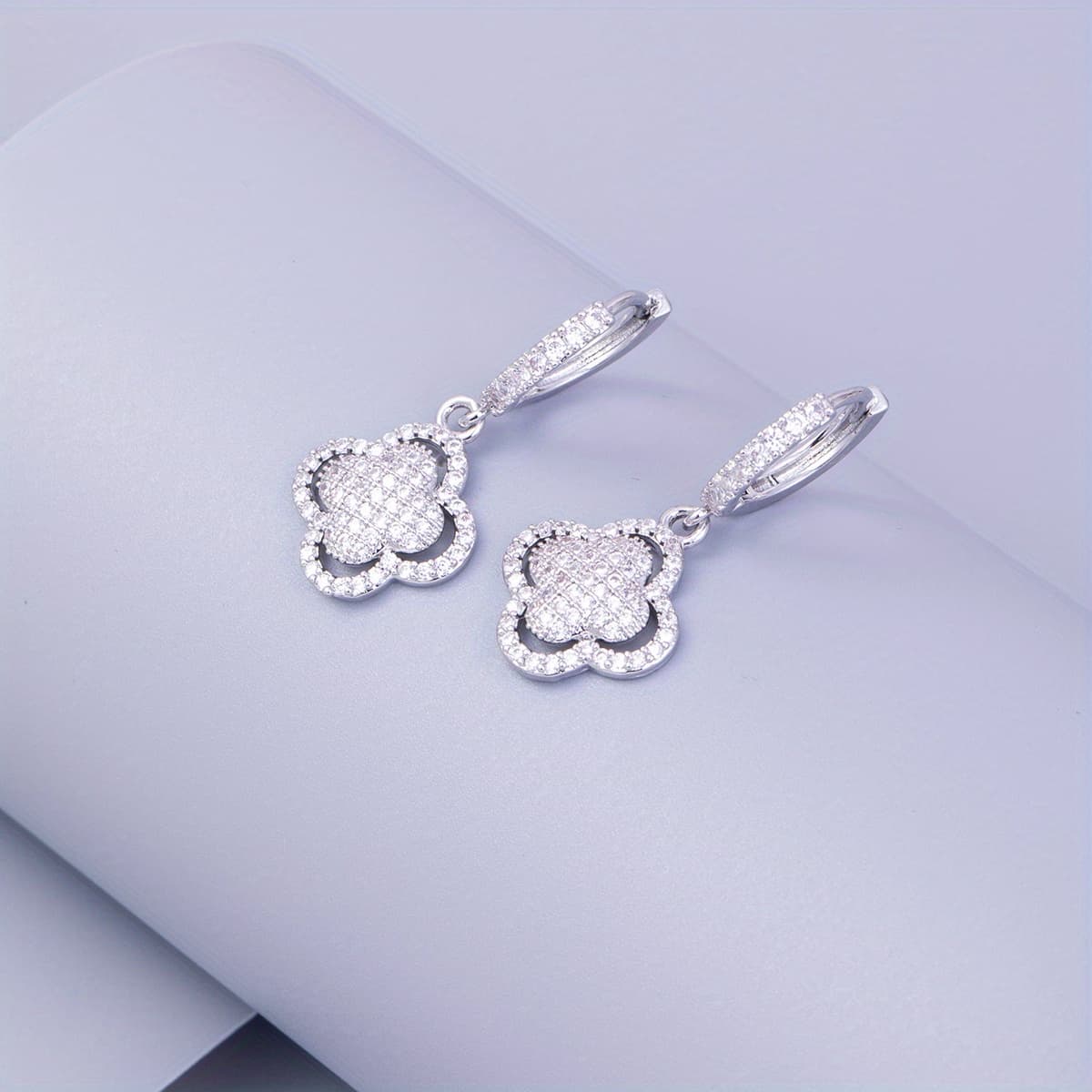 TEMU A Pair Of Women's Fashionable Drop Earrings, Casual And Minimalist Style, White Flower Shape With Copper Inlay And Synthetic Synthetic Zirconia, Suitable For Daily Wear And Holiday Gift-