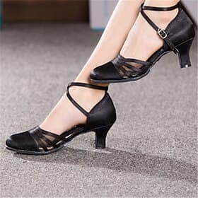 chaussures de danse en satin noir pour femmes – talons de salon latins élégants à brides croisées avec empiècements en maille et fermeture à boucle – idéales p