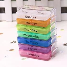 7 cajas de plástico para medicamentos, 28 estuches con gancho, cajón para pastillas, un cajón al día