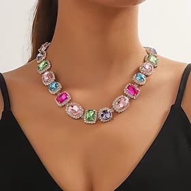 collier de luxe en pierres précieuses multicolores pour femmes – collier de déclaration orné de cristaux avec des accents de strass, parfait pour les mariages,