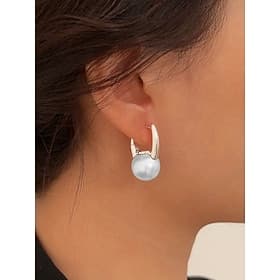 klassische silberne Creolen für Damen mit Perlentropfen - eleganter minimalistischer Schmuck für den Alltag oder formelle Anlässe