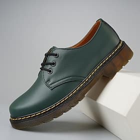 Grüne Derby-Schuhe aus Kunstleder für Herren – klassischer Schnürschuh mit gelbem Akzent, ideal für elegante Freizeit- und halbformelle Anlässe