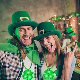 2 Stück LED-beleuchtete Perlenketten mit irischem Kleeblattmotiv zum St. Patrick's Day, ideal für Partys, Feiern und als Dekoration für Feste. Grüne Kleeblattk