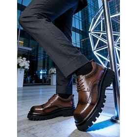 Zapatos brogue marrones para hombre: elegante diseño con cordones y suela gruesa, ideales para negocios, ropa informal, de noche y bodas.