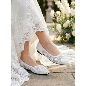 Elegante, elfenbeinfarbene Brautschuhe mit Schleife, perfekt für Gartenhochzeiten im Freien.