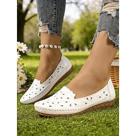 Mocassins blancs respirants pour femmes, ajourés et brodés de fleurs, avec semelle intérieure rembourrée et moelleuse. Élégants et confortables, ils sont parfa