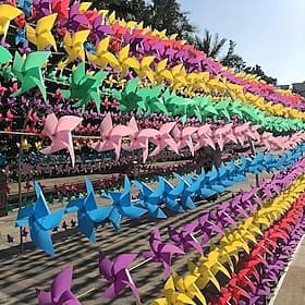 100pcs - 4-Leaf Pinwheel Garland, Colorful Plastic Pinwheels, Comes with 30 Meters of Thread, Perfect for Weddings, Birthdays, Parties, and Garden Decorations.