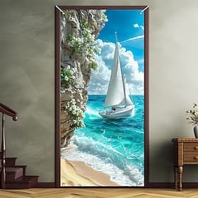 Malerisches Küstenpanorama mit Segelboot auf türkisfarbenem Wasser, Felsvorsprung und weißen Blumen – Türbanner/Wandteppich für die Inneneinrichtung im Eingang