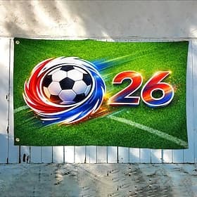 Fußball-Themenflagge 2026 – zeigt einen dynamischen Fußball mit Farbwirbeln „26" auf grünem Grashintergrund, strapazierfähig