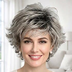 Schicke Kurzhaarperücke für Damen – eleganter, silberner Stufenbob.