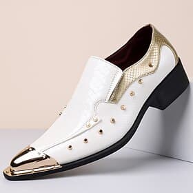 Weiße und goldene Herren-Anzugschuhe aus Kunstleder mit spitzer Zehenpartie, Ziernieten aus Metall und seitlicher Schnalle – luxuriöse und elegante Schuhe für
