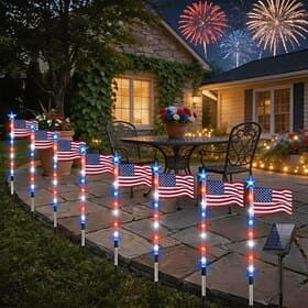 8 verbundene Solar-Wegeleuchten in den Farben Rot, Weiß und Blau mit amerikanischer Flagge für den Garten – patriotische, wasserdichte LED-Gartendekoration für