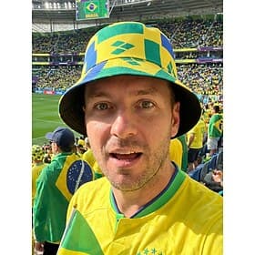 Bob pour homme en polyester imprimé, réversible, avec plusieurs motifs de drapeaux nationaux, idéal pour soutenir les supporters lors des matchs de foot, les a