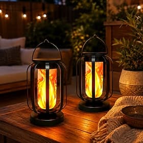 Lot de 2 lanternes LED à flamme d'extérieur, étanches IP65, à suspendre et alimentées à l'énergie solaire. Lampes à flamme vacillante rechargeables par USB, la