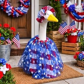 Tenue patriotique pour une oie (4 juillet) : robe en tulle à rayures et étoiles avec bonnet assorti, idéale pour une grande statue d'oie de jardin. Décoration