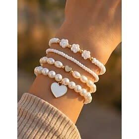 alliage pour femmes Ensemble de 4 bracelets en fausses perles, style bohème, à superposer, ornés d'un pendentif cœur. Bijoux d'été parfaits pour la plage, les