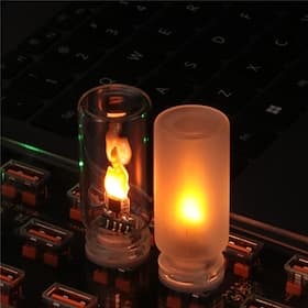 Une petite lampe décorative imitant une flamme, conçue pour un éclairage d'ambiance. Cette lampe LED créative est idéale pour les présentoirs de voiture. Ampou