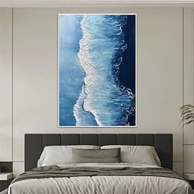 Tableau abstrait représentant des vagues bleues déchaînées de l'océan, avec une texture blanche, idéal pour décorer un salon moderne et naturel.